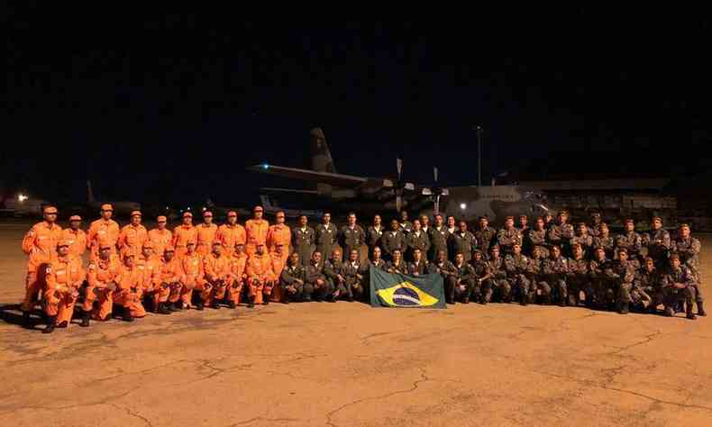 Militares do Corpo de Bombeiros Militar de Minas Gerais, acompanhados de homens da Força Nacional Brasileira (FNB) deixando Angola em direção à Beira(foto: Corpo de Bombeiros Militar de Minas Gerais/Divulgação)