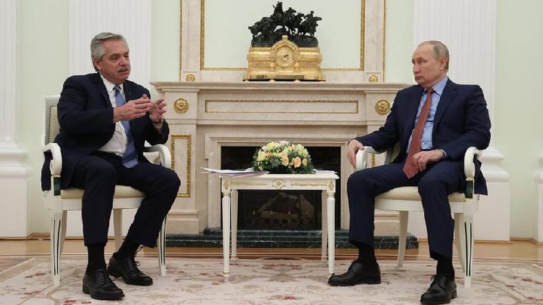 Vladimir Putin e Alberto Fernndez sentados frente a frente