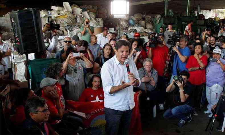 O candidato do PT esteve com catadores de materiais reciclveis, em So Paulo, e continua apostando nas ruas para ganhar votos (foto: Miguel Schincariol/ AFP)