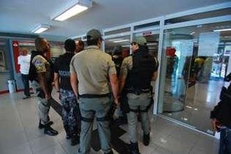 Em fevereiro, a ag�ncia do Santander do Parnamirim foi assaltada por 8 homens(foto: Bernardo Dantas/ DP/ DA Press)