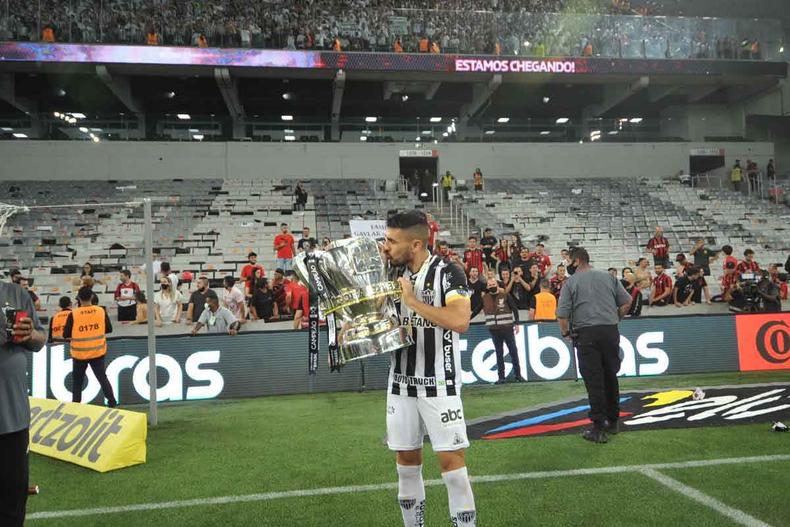 O zagueiro Jnior Alonso com a taa da Recopa