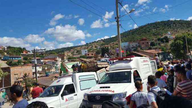 Viaturas da cidade ajudaram no socorro das vtimas(foto: Polcia Militar/Divulgao)