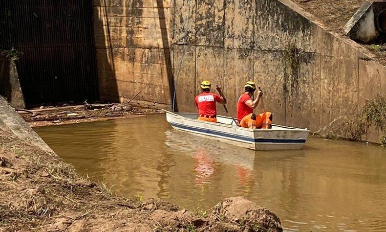 Bombeiros retirando o corpo da represa