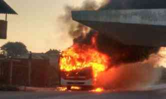 nibus foram incendiados em manifestao devido morte de perueiro(foto: PMMG/Divulgao)