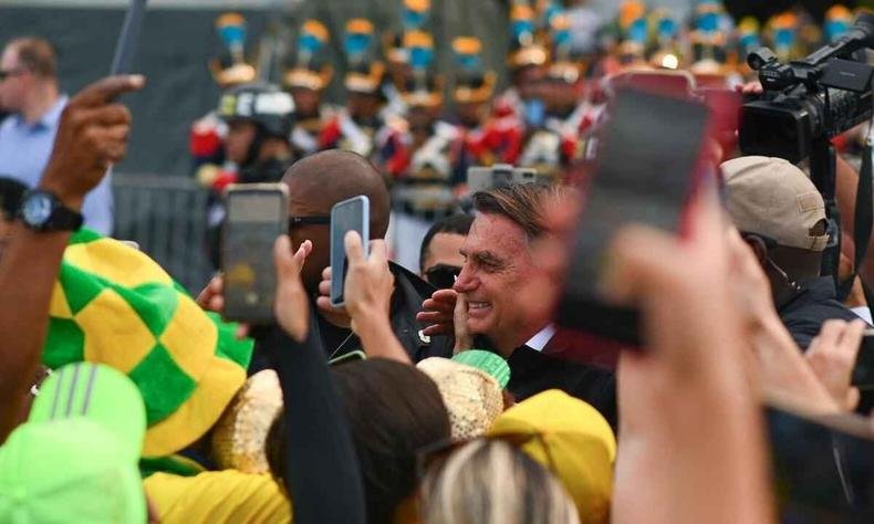 Bolsonaro � cercado por apoiadores em ato no Rio de Janeiro