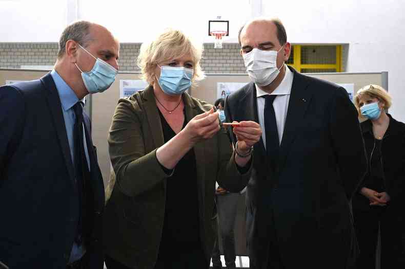 Primeiro ministro Jean Castex (D) e ministro da Educao Jean-Michel Blanquer (E) mostram teste de COVID, em visita a uma escola(foto: AFP / PATRICK HERTZOG)
