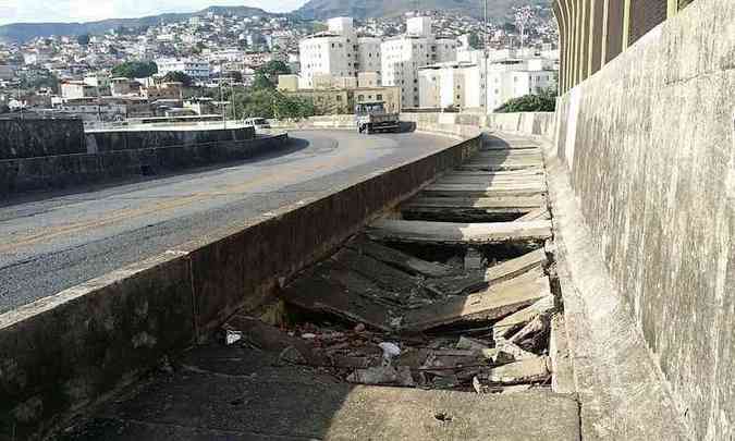 Placas de concreto esto danificadas(foto: Paulo Filgueiras/EM/D.A PRESS)