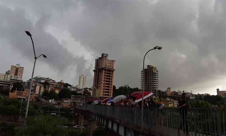 Cu nublado na regio do Bairro Santa Efignia, em Belo Horizonte(foto: Gladyston Rodrigues/EM/DA Press)