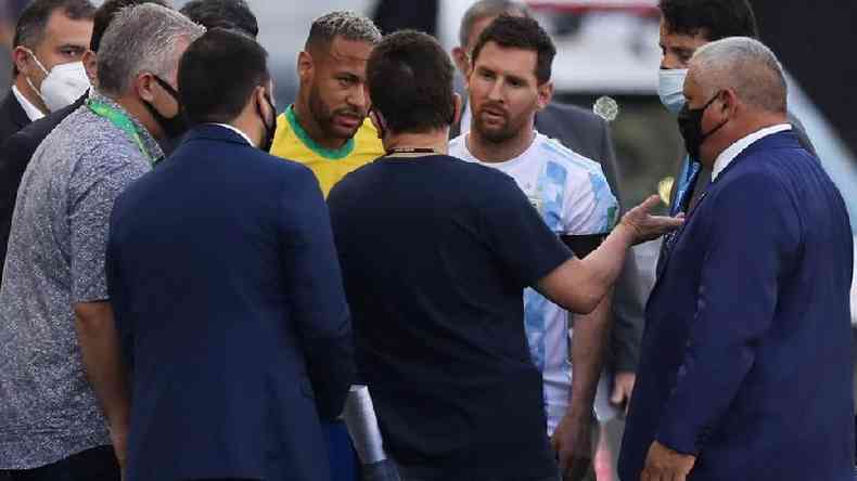 Messi e Neymar discutiram com as autoridades que entraram em campo