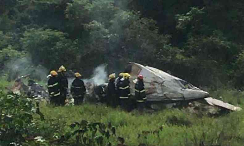 Aeronave explodiu durante o pouso em uma fazenda no Norte de Minas(foto: Corpo de Bombeiros/Divulgao)