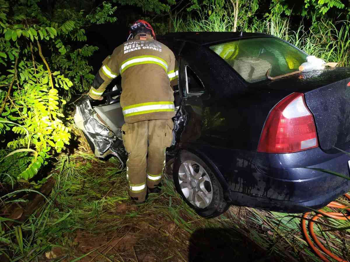 Van e ônibus batem de frente na BR-251 e dois morrem, em Minas - Estradas