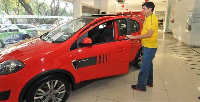 Com juros altos e baixa avalia��o do carro usado, a procura de Ney Brandi pelo financiamento adequado ao seu bolso se arrasta h� quatro meses (foto: Marcos Michelin/EM/D.A Press)