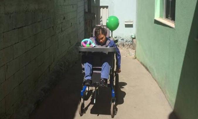 O menino, de 9 anos, voltou para casa apenas com um balão como 'prêmio de consolação' como disse a mãe(foto: Reprodução/Facebook) O menino, de 9 anos, voltou para casa apenas com um balão como 'prêmio de consolação' como disse a mãe(foto: Reprodução/Facebook)