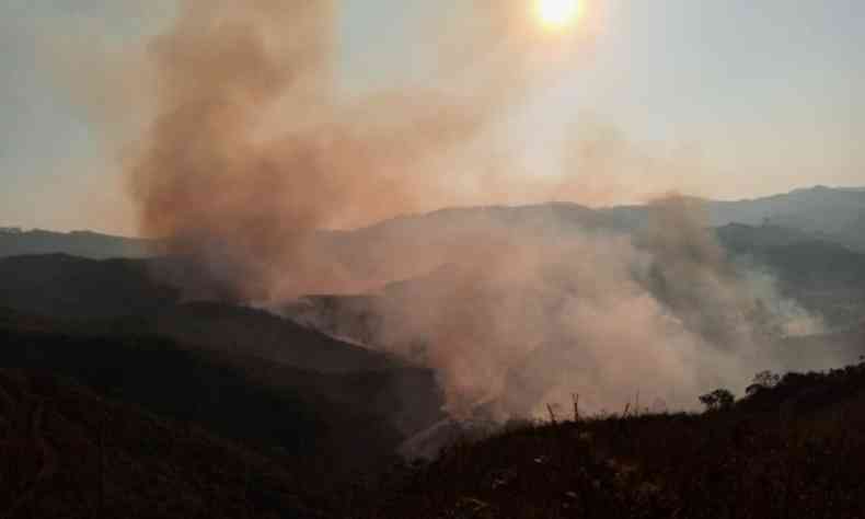 Incndio comeou prximo  Santa Casa de Ouro Preto, por volta das 11h, e se alastrou, chegando ao Parque Estadual do Itacolomi