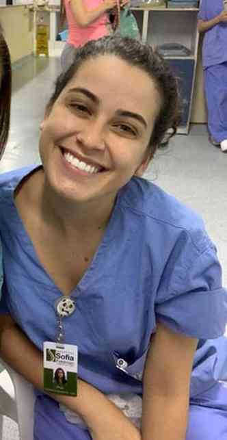 De volta ao trabalho, a enfermeira e residente Ana Karolina Ladeira, de 25 anos, teme nova contaminao (foto: Fotos: arquivo pessoal)