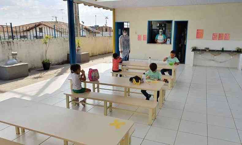 Alunos e professores respeitam os protocolos sanitrios no Centro Infantil Luzia Augusto Deslandes(foto: Prefeitura de Matozinhos/Divulgao)