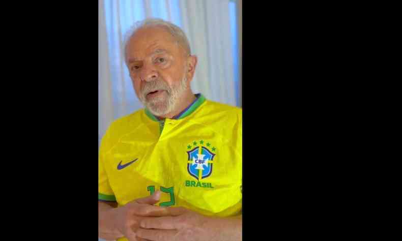 Luiz Incio Lula da Silva com camisa da seleo brasileira