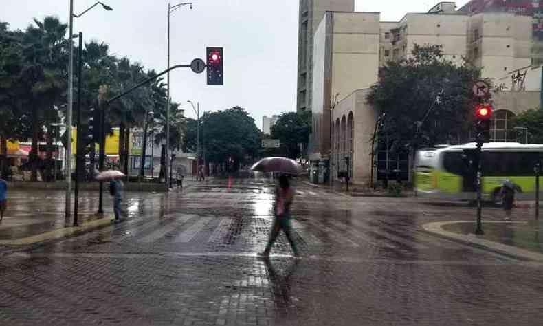 Chuva no incio da manh desta quinta-feira no cruzamento da Rua dos Tamoios com a Avenida Paran, Centro de Belo Horizonte(foto: Juarez Rodrigues/EM/DA Press)