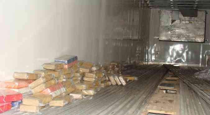 Drogas estavam escondidas em assoalho do compartimento de carga do caminho(foto: Divulgao/Polcia Federal)