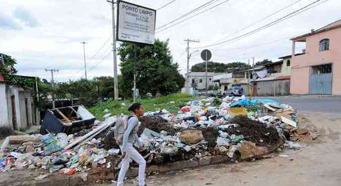 De sof a restos de poda, rejeitos invadem a calada e expulsam pedestres para a rua no Bairro So Paulo(foto: Gladyston Rodrigues/EM/D.a Press)