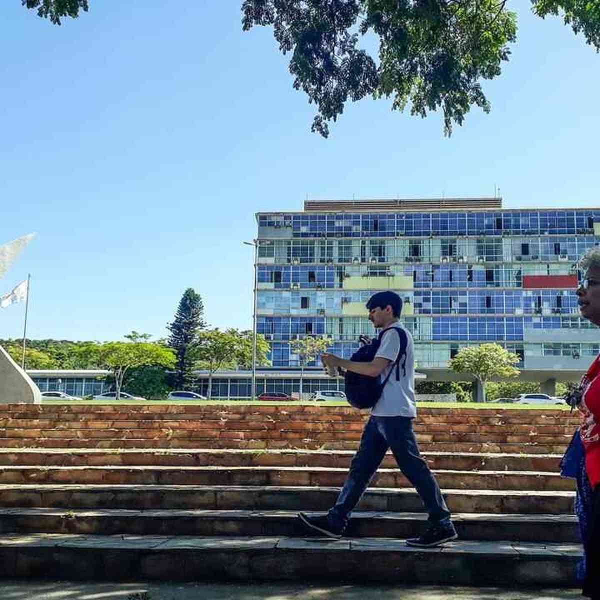 Aula é cancelada após professor se recusar a usar máscara na UFMG