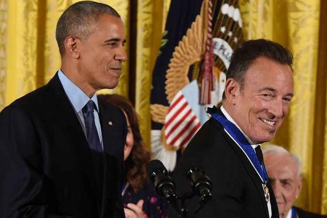 A estrela do rock Bruce Springsteen ao receber medalha de Obama (foto: AFP / SAUL LOEB ) A estrela do rock Bruce Springsteen ao receber medalha de Obama (foto: AFP / SAUL LOEB )