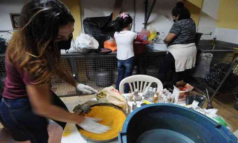 Para evitar que fiis mais velhos faam os tapetes, por causa da pandemia de COVID-19, os jovens assumiram a tarefa com gosto e talento(foto: Tlio Santos/EM/D.A Press)