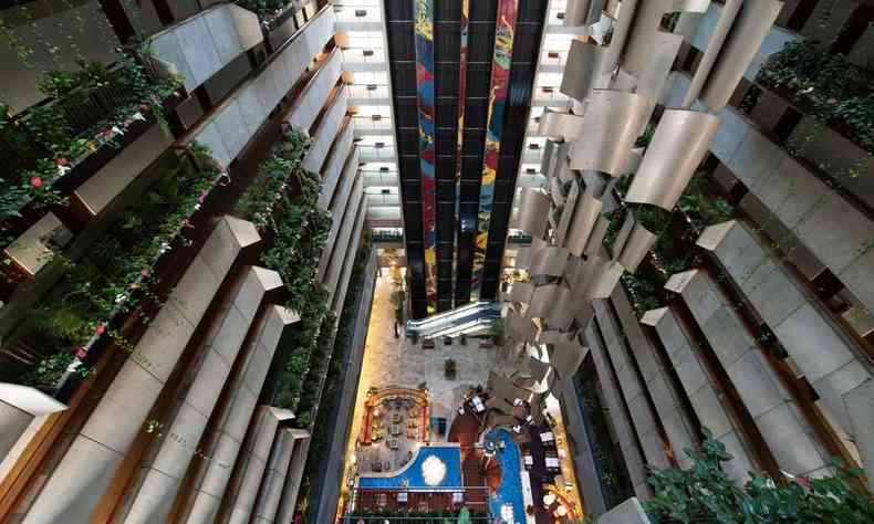 Imagem mostra o trio do hotel Maksoud Plaza, com 70 metros de altura, jardins suspensos e imensa escultura de cima a baixo