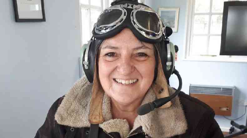 Jan, aps um voo no aerdromo de Duxford em setembro de 2019, que ela diz que teria sido impossvel antes de sua perda de peso de 28 quilos(foto: BBC)