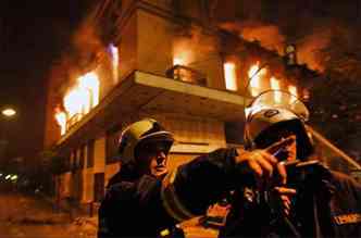 Bombeiros tentam apagar incndio provocado pelos manifestantes, ontem  noite, no centro de Atenas(foto: Reuters)