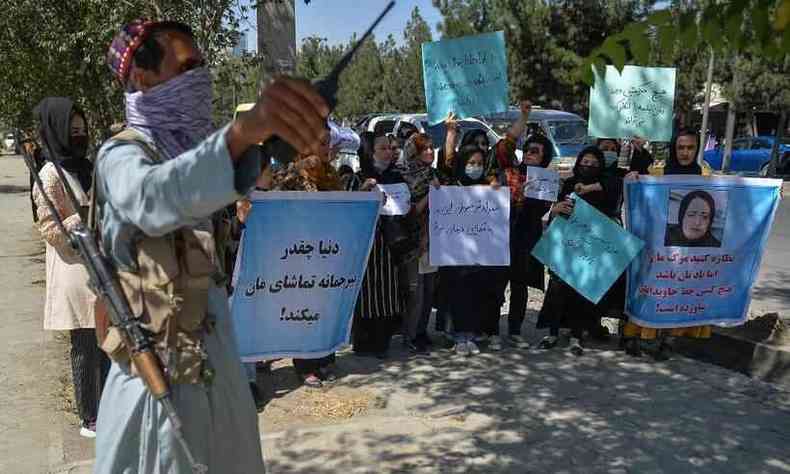 Mulheres protestam no Afesganisto em busca de direitos com o Taleban no poder
