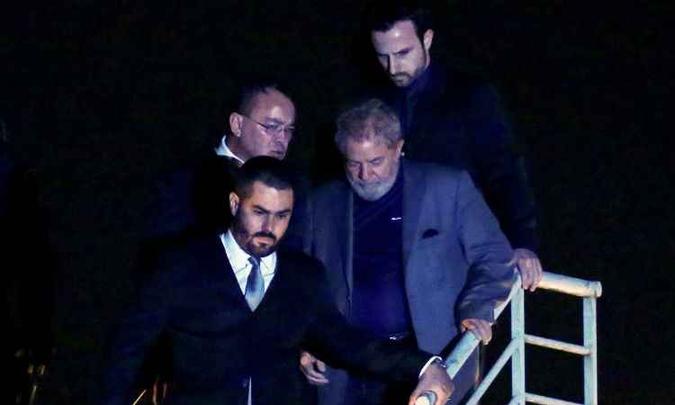 Ex-presidente chegou a Superintendência da PF às 22h30(foto: AFP / Heuler Andrey ) Ex-presidente chegou a Superintendência da PF às 22h30(foto: AFP / Heuler Andrey )