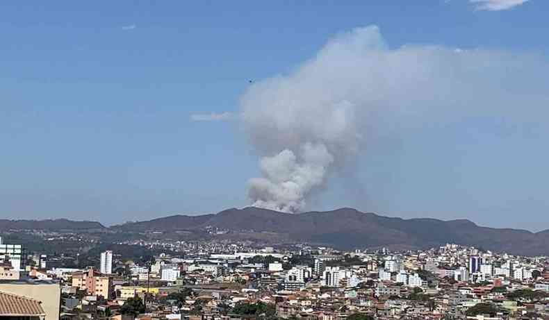 Fumaa do incndio atrs da Serra, com cidade  frente.