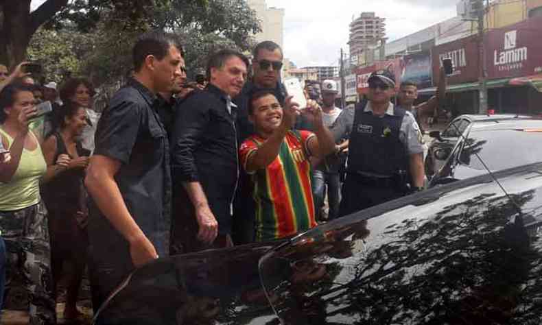 Apesar da recomendao do Ministrio da Sade para que as pessoas permaneam em casa, o presidente Jair Bolsonaro foi para as ruas, ontem, em Braslia(foto: Marcos Pereira/Estado Contedo)