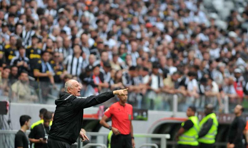 O técnico Felipão sentiu na pele a pressão exercida pela torcida na arquibancada da Arena MRV, que fica muito próxima dos túneis das duas equipes(foto: Alexandre Guzanshe/EM/DA Press) o sentiu na pele a pressão exercida pela torcida na arquibancada da