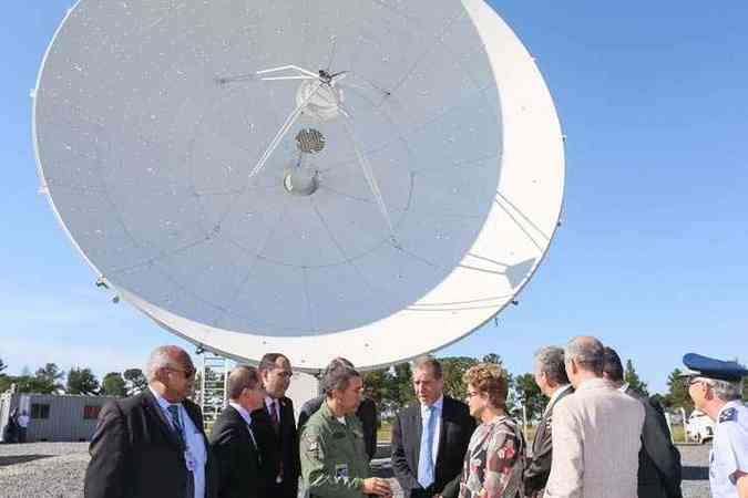 Presidente Dilma Rousseff durante visita, nesta quarta-feira, s obras de infraestrutura de solo para operao do Satlite Geoestacionrio de Defesa e Comunicaes Estratgicas, do Centro de Operaes Espaciais-COPE, em Braslia (foto: Roberto Stuckert Filho/PR)