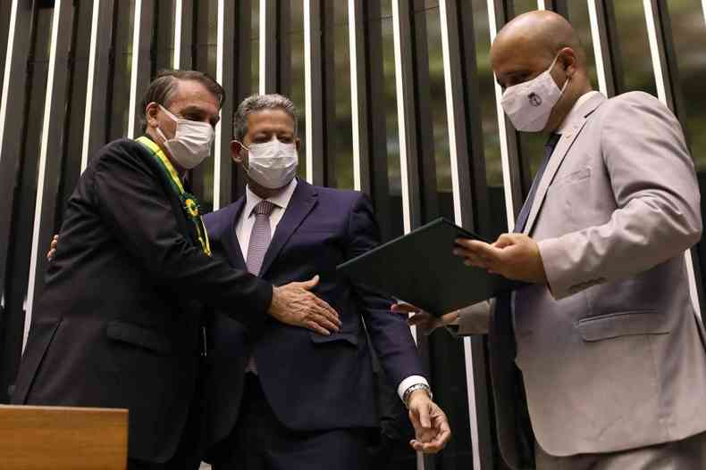 Jair Bolsonaro sendo cumprimentado por Arthur Lira