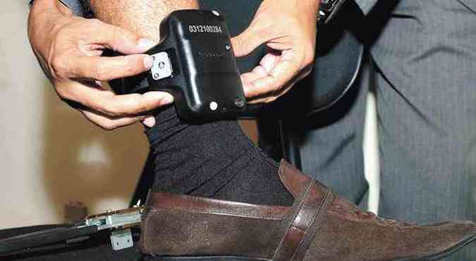 Dispositivo eletrnico  instalado no tornozelo do detento, que passa a ser vigiado 24 horas por dia(foto: JOS CARLOS PAIVA/DIVULGAO)