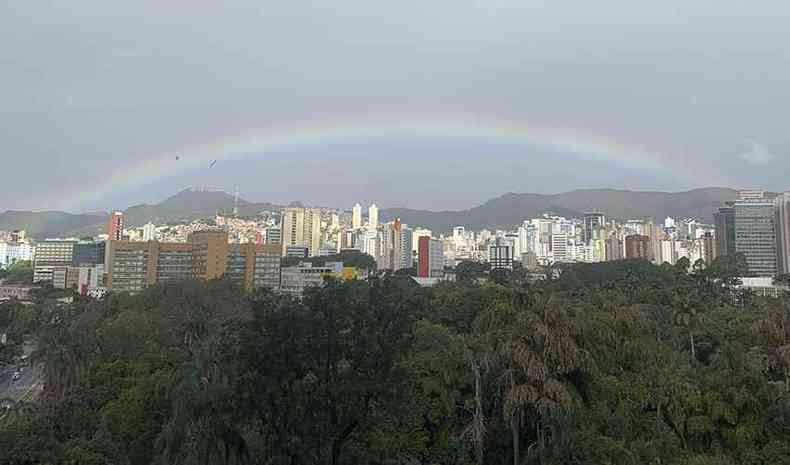 Panorama mostra o Parque Municipal, a Serra do Curral e o arco-ris em Belo Horizonte(foto: Fred Bottrel/EM/D.A Press)