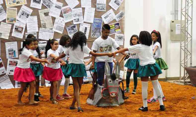 Alunos da Escola Estadual Bento Rodrigues usaram o teatro para relembrar a vida no povoado de Mariana (foto: Gladyston Rodrigues/EM/D.A Press)