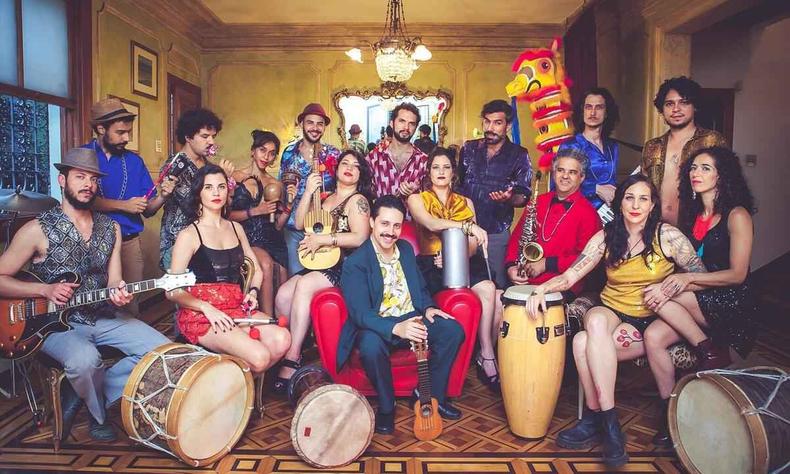 Integrantes da Orquestra Atpica de Lhamas olham para a cmera