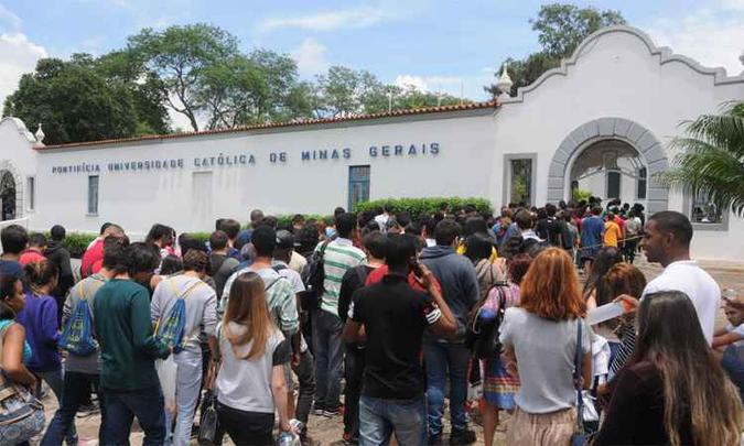 Candidatos chegam à PUC de Belo Horizonte para provas em 2017, quando o total de inscrições efetivadas foi 24,5% superior ao deste ano (foto: Marcos Vieira/EM/DA Press - 12/11/17) Candidatos chegam à PUC de Belo Horizonte para provas em 2017, quando o total de inscrições efetivadas foi 24,5% superior ao deste ano (foto: Marcos Vieira/EM/DA Press - 12/11/17)