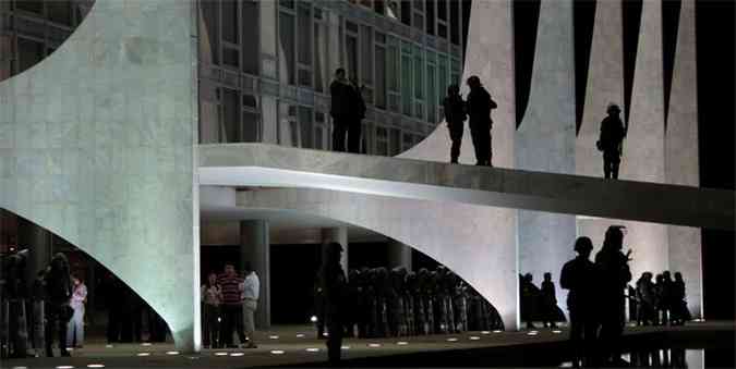 Segurana no Palcio foi reforada durante as manifestaes desta quinta-feira(foto: REUTERS/Ueslei Marcelino)