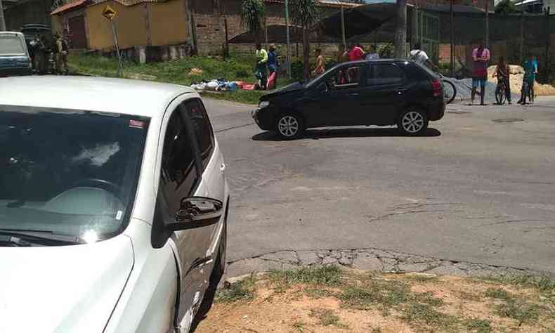 Carro conduzido pelo suspeito atingiu outro veculo antes de bater em um muro(foto: Polcia Militar/Divulgao)