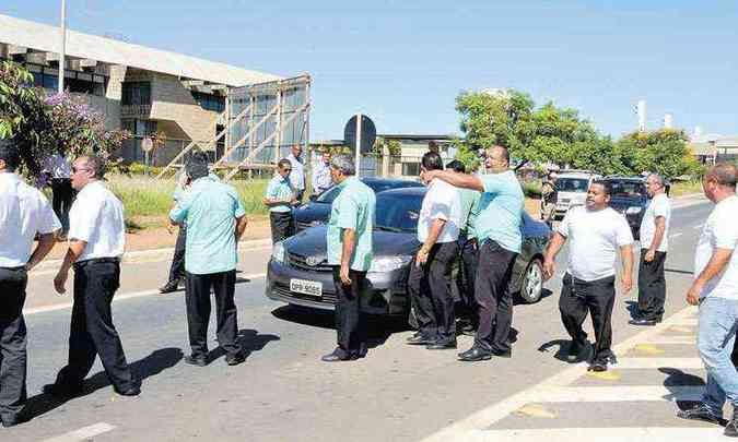 Taxistas credenciados chegaram a bloquear a LMG-800, sada do aeroporto, na segunda-feira, para protestar contra a ao dos motoristas irregulares(foto: PAULO FILGUEIRAS/EM/D.A PRESS)