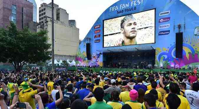 Torcida brasileira assiste ao jogo Brasil x Colmbia na Fan Fest no Vale do Anhangaba(foto: AFP PHOTO / NELSON ALMEIDA)