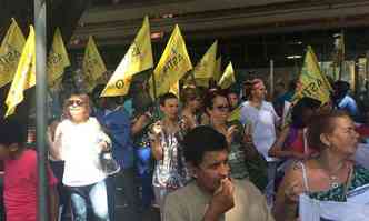 Manifestantes saram em passeata da porta do Hospital Joo XIII at a sede da Fhemig, no Santa Efignia(foto: Asthemg/Divulgao)