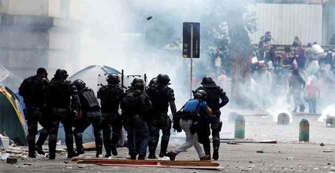 Policiais usaram bombas de efeito moral, gs lacrimognio e balas de borracha contra os professores em greve(foto: REUTERS/Pilar Olivares)
