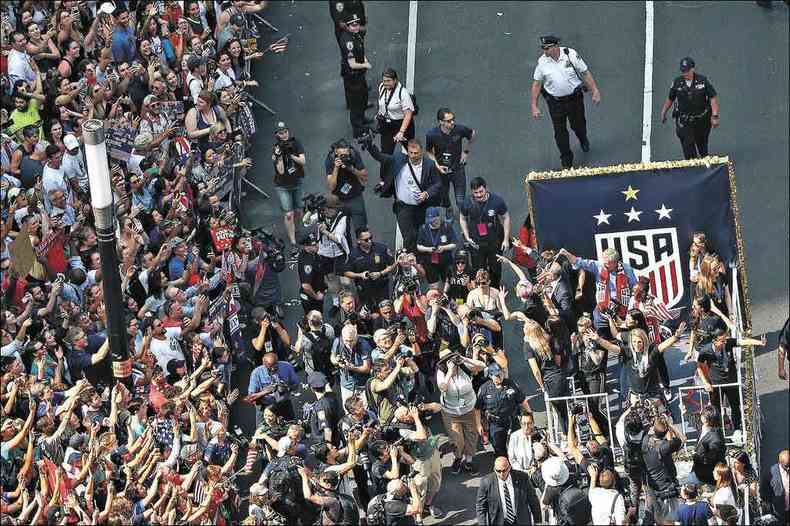 Com o trofu da Copa da Frana, as vencedoras foram seguidas por uma multido nas ruas e recebidas na prefeitura da cidade(foto: Michael HEIMAN/AFP)