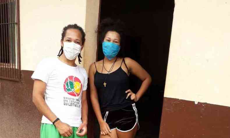 Na foto, os irmos Isac e Isaura, na porta do Centro Comunitrio Quilombo do Suau(foto: Arquivo pessoa/ reproduo)